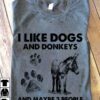 I like dogs and donkeys and maybe 3 people