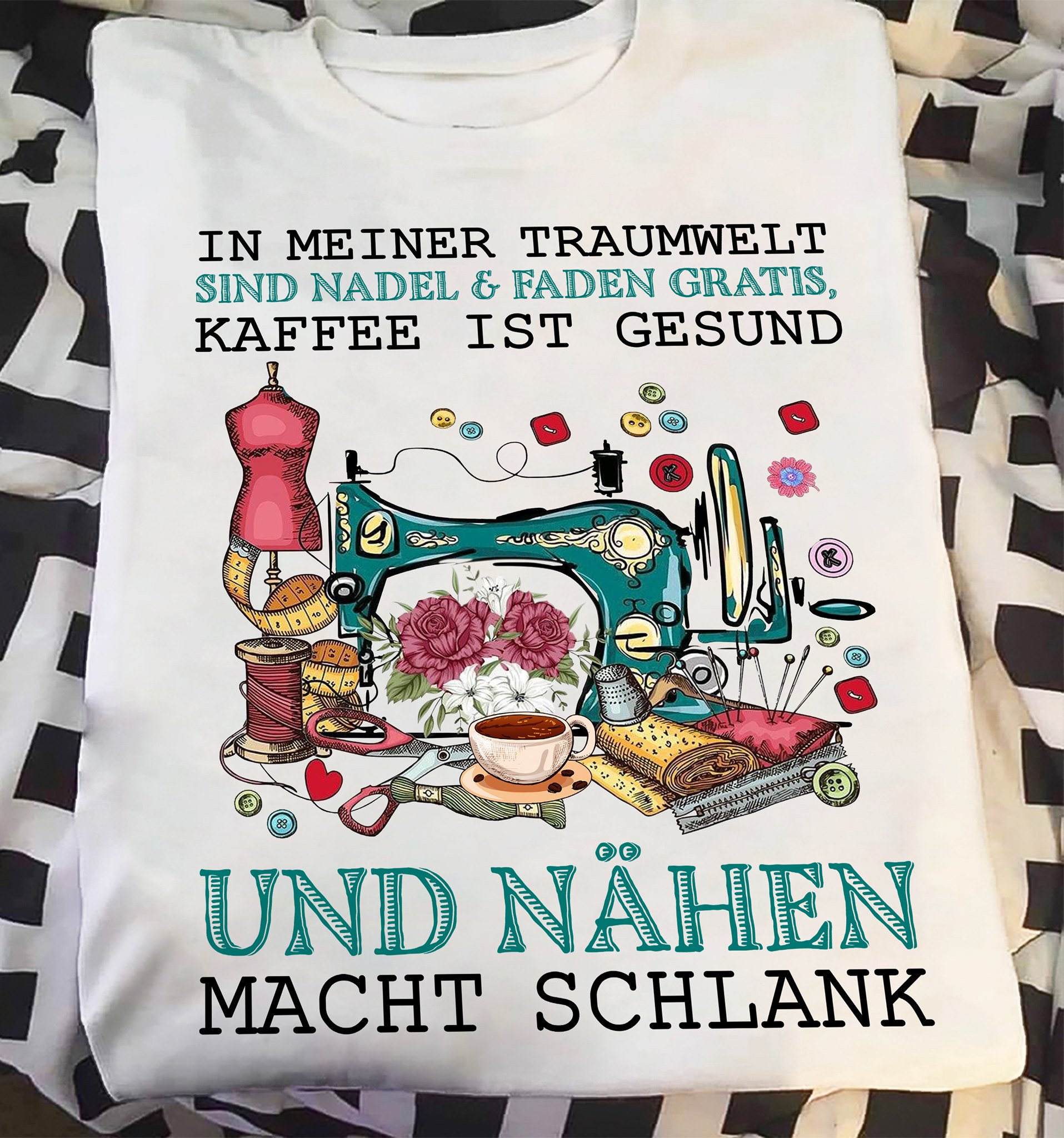 In meiner traumwelt sind nadel and faden gratis - Sewing machine and coffee