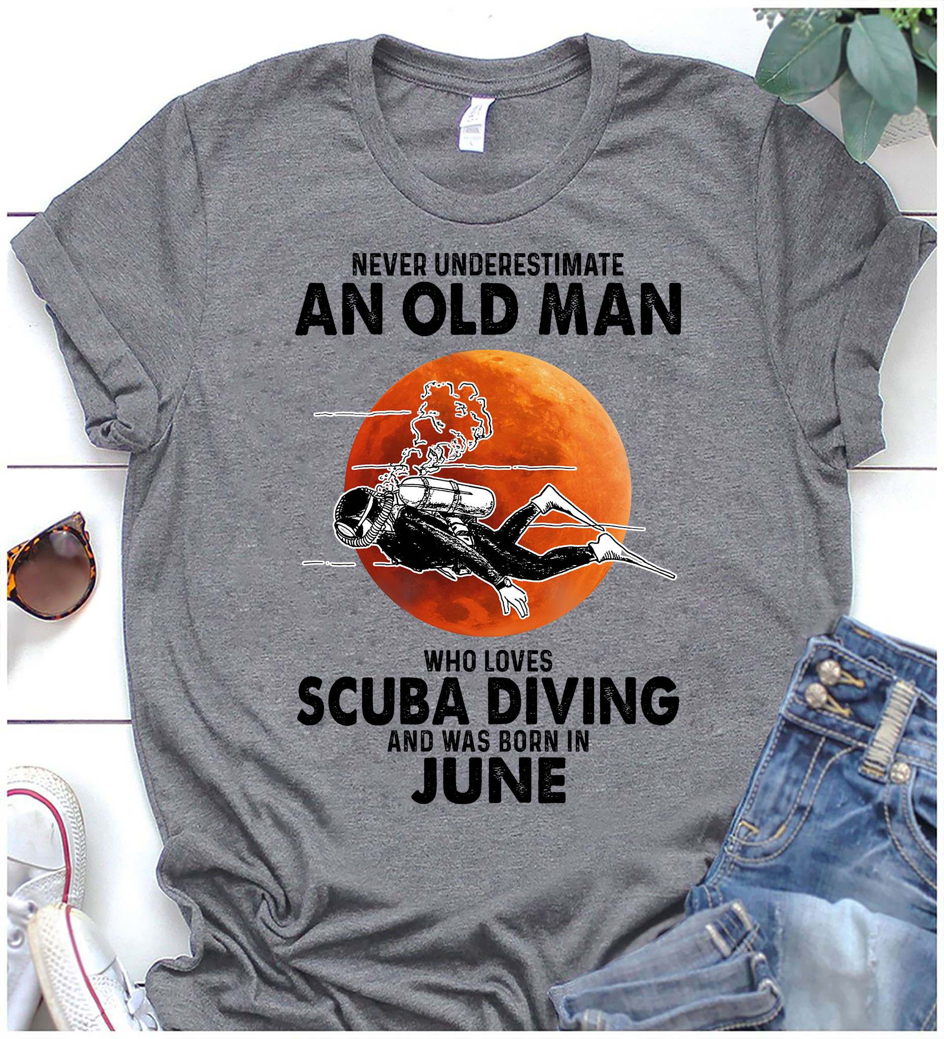 Scuba Diving, June Birthday Man - Never underestimate an old man who loves skiing and was born in june
