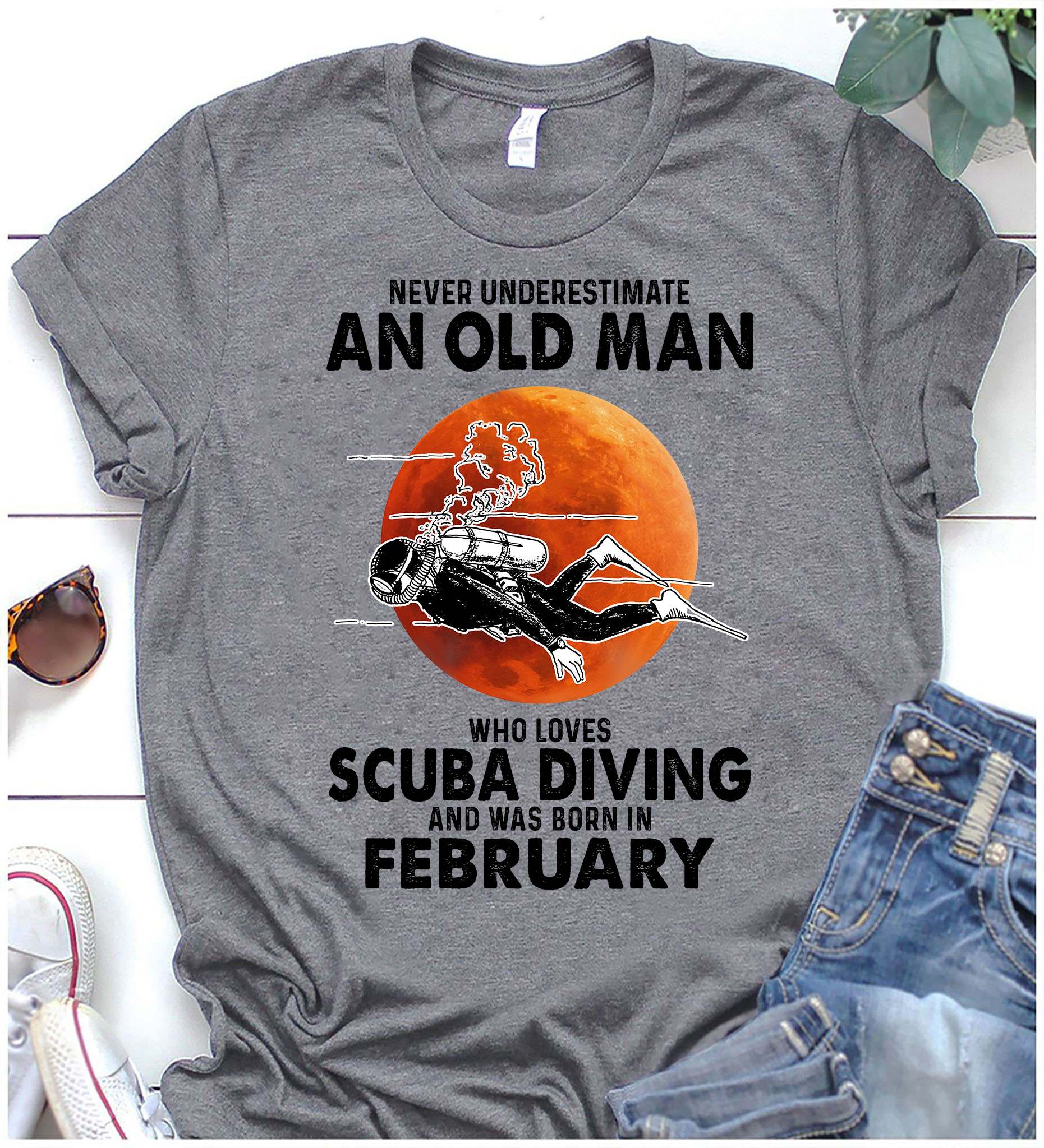 Scuba Diving, February Birthday Man - Never underestimate an old man who loves skiing and was born in february