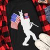 Big foot holding America flag - T-shirt for independence day