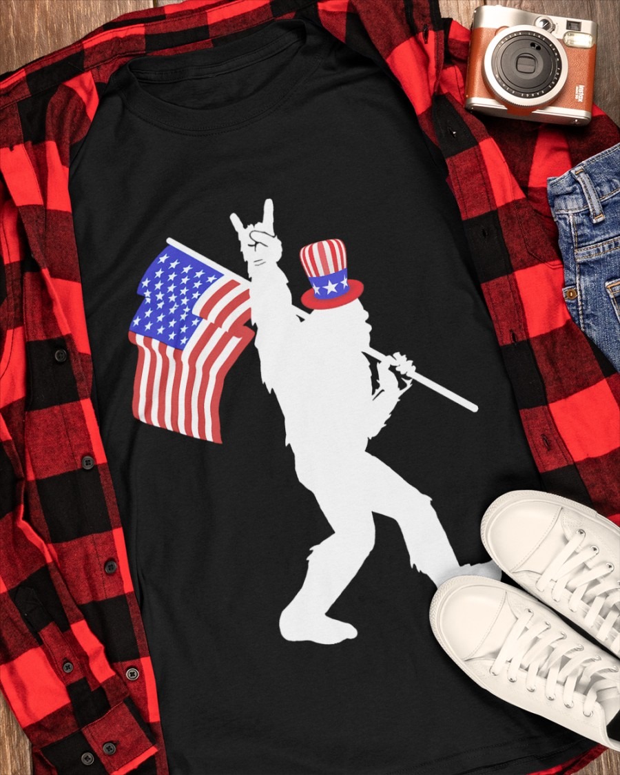 Big foot holding America flag - T-shirt for independence day