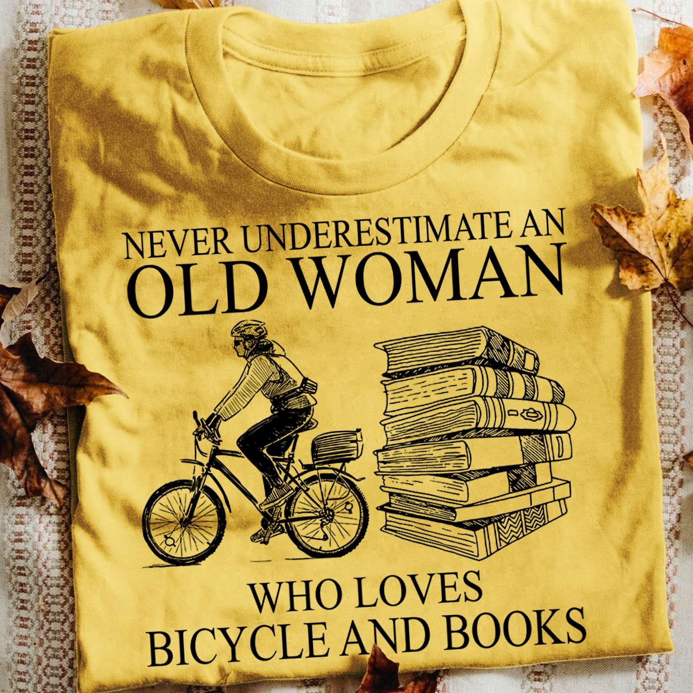 Never underestimate an old woman who loves bicycle and books - T-shirt for book lover