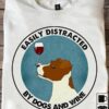 Easily distracted by dogs and wine - Dog lover, T-shirt for wine person