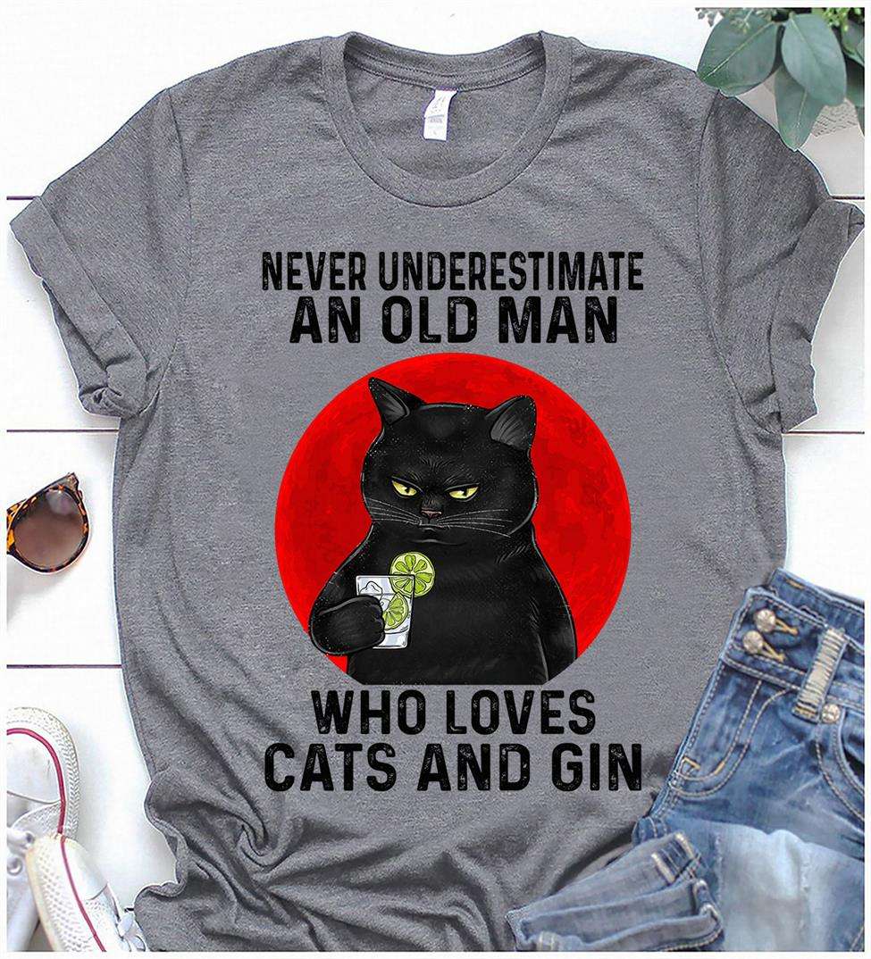 Never underestimate an old man who loves cats and gin - Gin cocktail lover