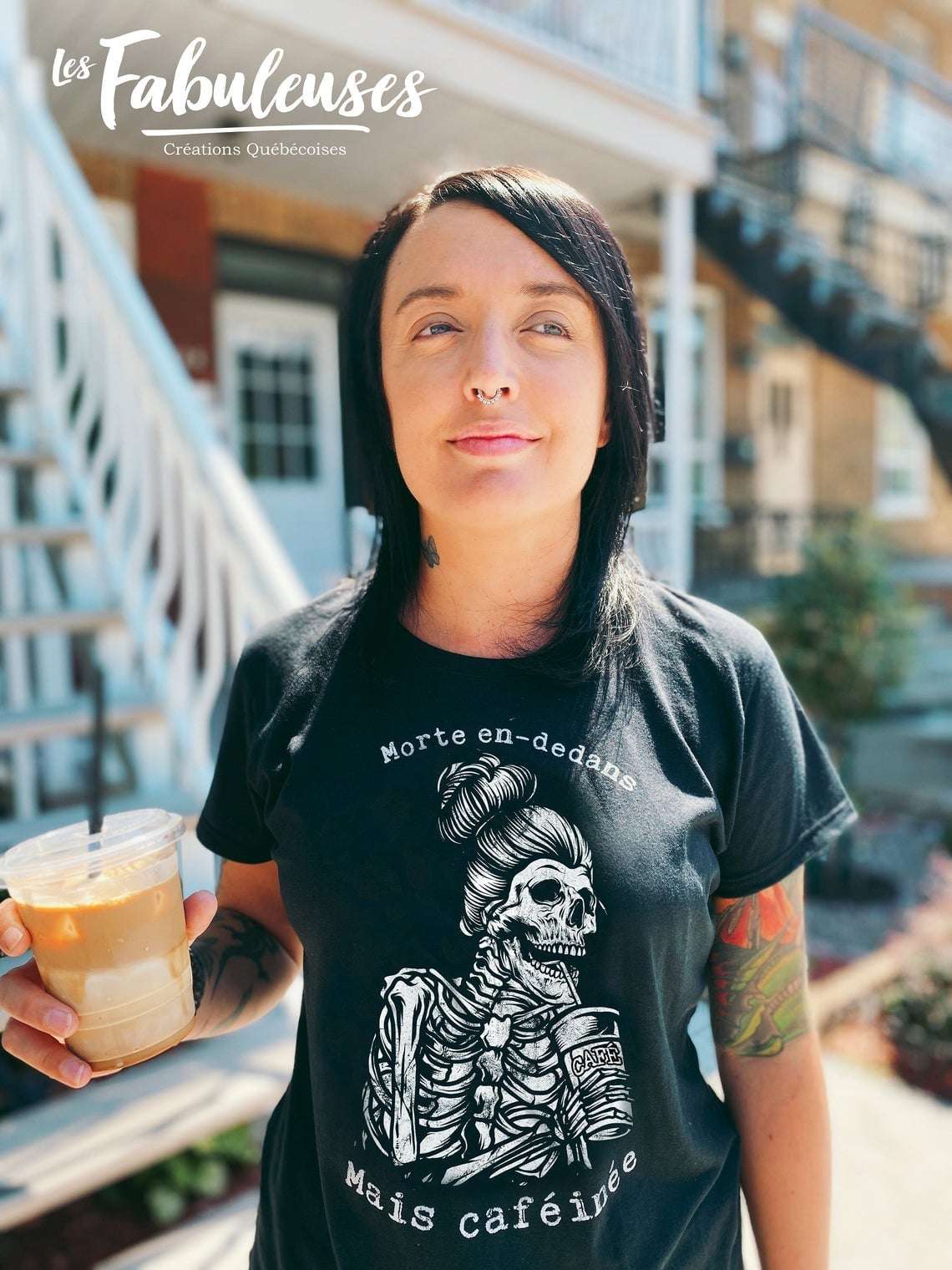 Skeleton Woman Drink Coffee - Morte en dedans mais cafe inee