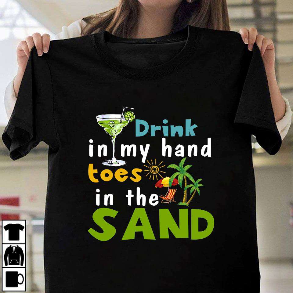 Drink in my hand, toes in the sand - Margarita cocktail, summer vibe T-shirt