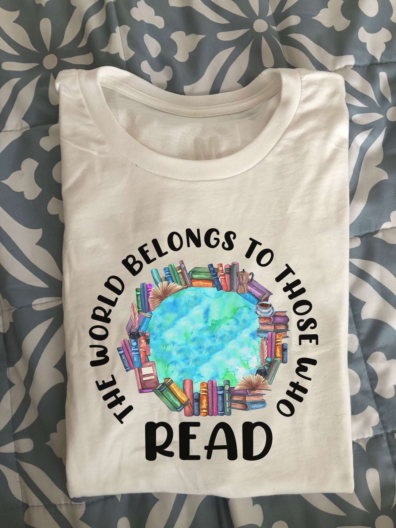 The world belongs to those who read - Love reading books, gift for bookaholic