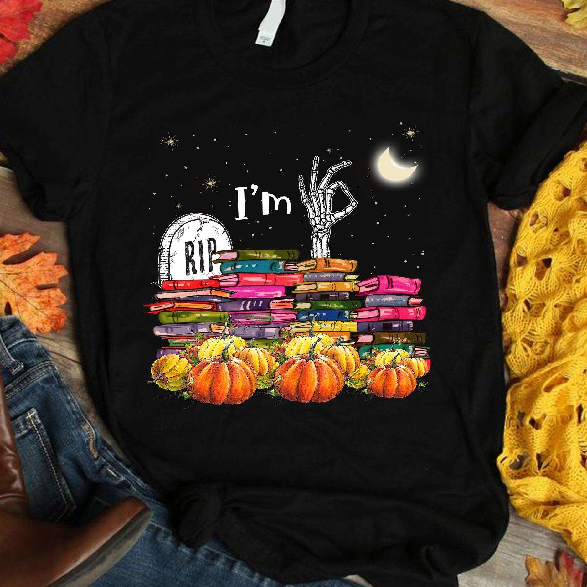 Books and pumpkins - Halloween shirt for bookaholic, skull love reading books