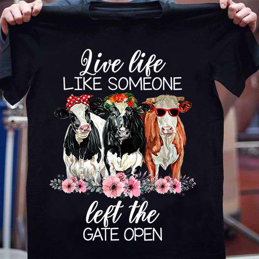 Live life like someone, left the gate open - Funny cow graphic T-shirt, gift for cow lover
