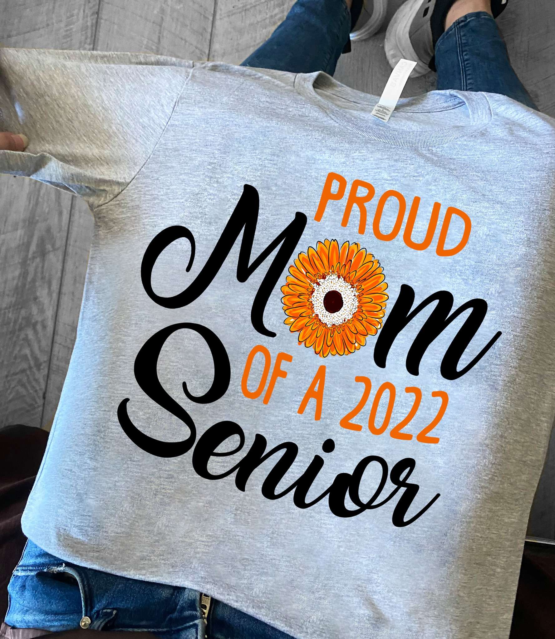 Proud mom of a 2022 senior - Mother's day gift, T-shirt for pandemic time