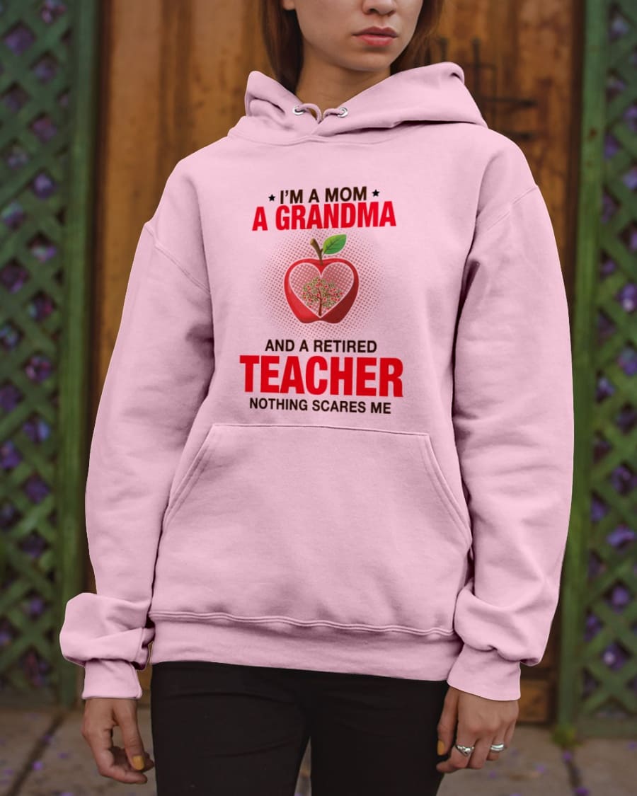 Teacher Mother Appel Heart - I'm a mom a grandma and a retired teacher nothing scares me