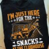 I'm just here for the snacks at the clubhouse - Golf cart graphic T-shirt, gift for golfer