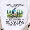 Some grandmas take naps, real grandmas go cycling - T-shirt for bikers