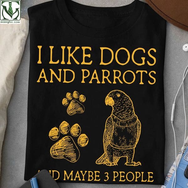 Dogs Parrots - I like dogs and parrots and maybe 3 peole