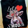 Let's smooch - Funny cow T-shirt, Floral cow
