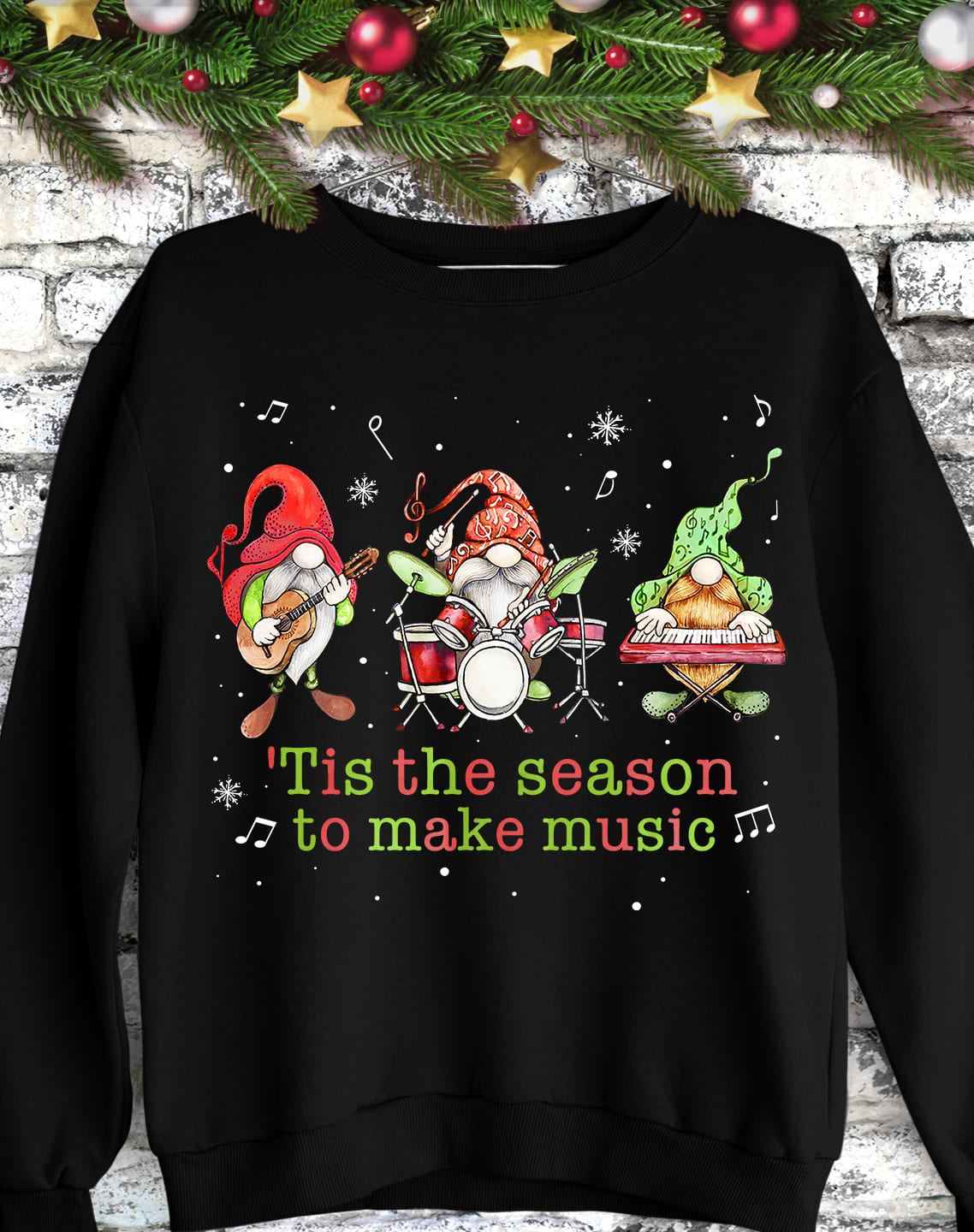 Tis the season to make music - Funny Christmas T-shirt, Gnomie playing instrument